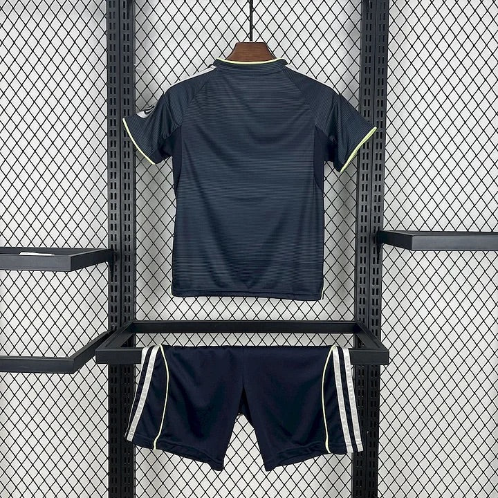 Conjunto de pantalón corto del Real Madrid de visitante 2025-2026