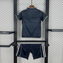 Conjunto de pantalón corto del Real Madrid de visitante 2025-2026