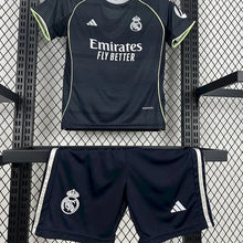 Conjunto de pantalón corto del Real Madrid de visitante 2025-2026