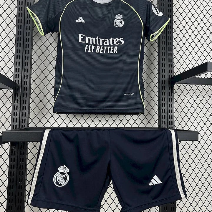 Conjunto de pantalón corto del Real Madrid de visitante 2025-2026