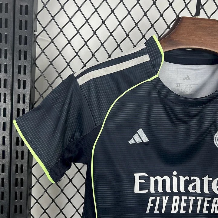 Conjunto de pantalón corto del Real Madrid de visitante 2025-2026