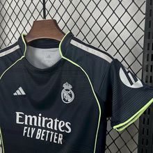 Conjunto de pantalón corto del Real Madrid de visitante 2025-2026