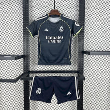 Conjunto de pantalón corto del Real Madrid de visitante 2025-2026