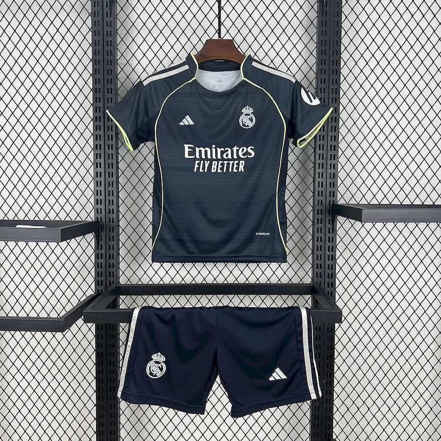Conjunto de pantalón corto del Real Madrid de visitante 2025-2026